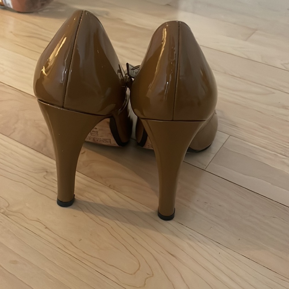 Michael Kors size 8.5 beige patent leather Mary Jane pumps - Picture 3 of 3